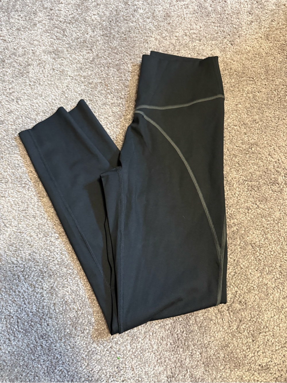 Offline by Aerie high rise black 7/8 leggings w/light gray seam Size Medium